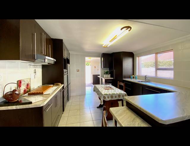 4 BEDROOM HOUSE FOR SALE IN PORT OWEN